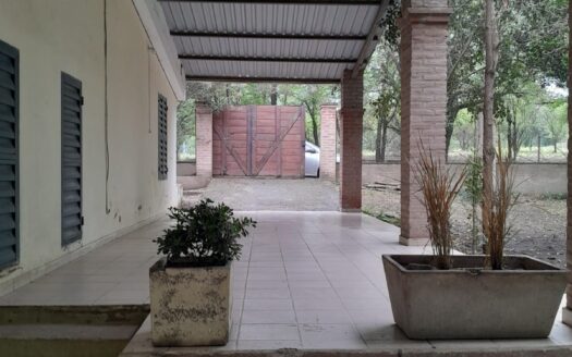SE VENDE EN ANISACATE CASA QUINTA AMPLIO TERRENO Y PISCINA
