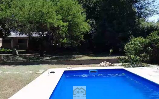 SE VENDE EN ANISACATE CASA QUINTA AMPLIO TERRENO Y PISCINA
