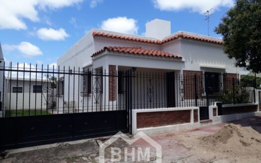 VENDE CASA EN ALTA GRACIA BARRIO NORTE AVENIDA DALINGER