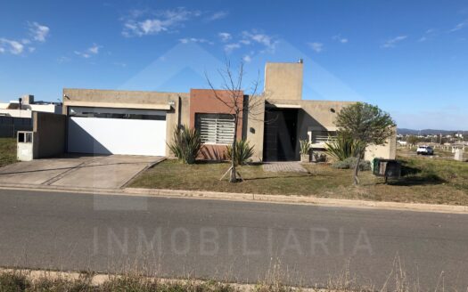 CASA EN VENTA EN BARRIO TRES GRACIAS, ALTA GRACIA | 3 DORM. | PILETA | COCHERA DOBLE