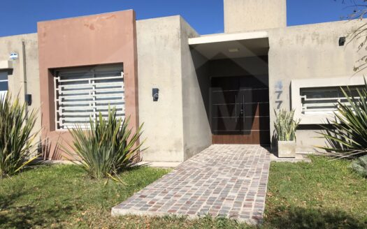 CASA EN VENTA EN BARRIO TRES GRACIAS, ALTA GRACIA | 3 DORM. | PILETA | COCHERA DOBLE